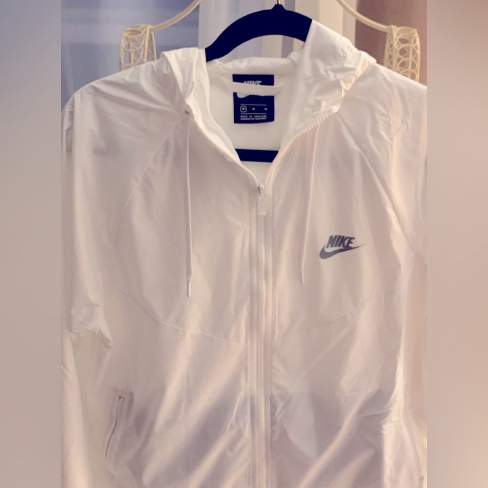 White Nike Women’s lightweight jacket